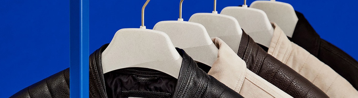 Jack & Jones  una selezione di giacche leggere da uomo con un ampia scelta di giubbini mezzo tempo, ecopelle, piumino 100 grammi, antivento, bomeber, ideali per temperature della mezza stagione.